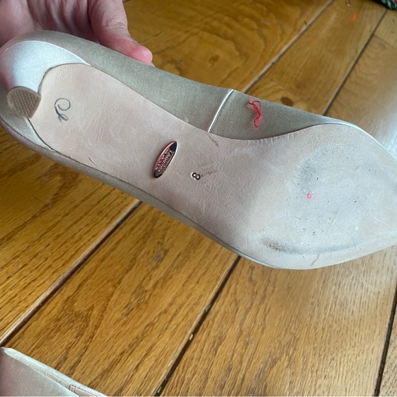 Cher Crystal Embellished Pump size 8
Badgley Mischka - Picture 6 of 8